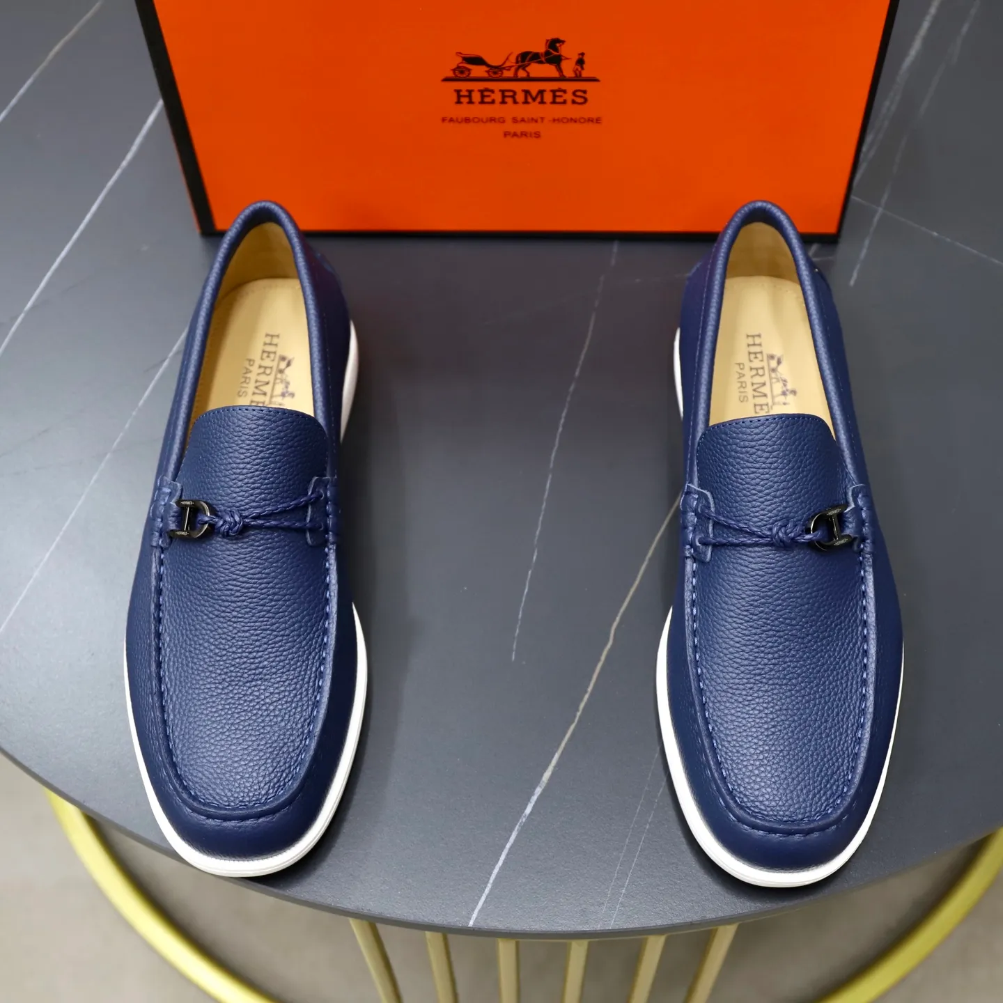 Ex-factory price: 560💰Hermès/Hermès slip-on men's shoes. This shoe is made of imported pebbled cowhide. It has simple and smooth lines and is combined with aerodynamically designed 3CM rubber foam ultra-light soles! Youthful and fashionable, classic H-shaped hardware buckle decoration, calf lining gently wraps the feet, with logo cowhide feet, casual and urban style, highlighting youthful vitality, sports and leisure version, super versatile, code number: 38-39-40-41-42-43-44 standard leather shoe size (45 can be customized but does not support returns)